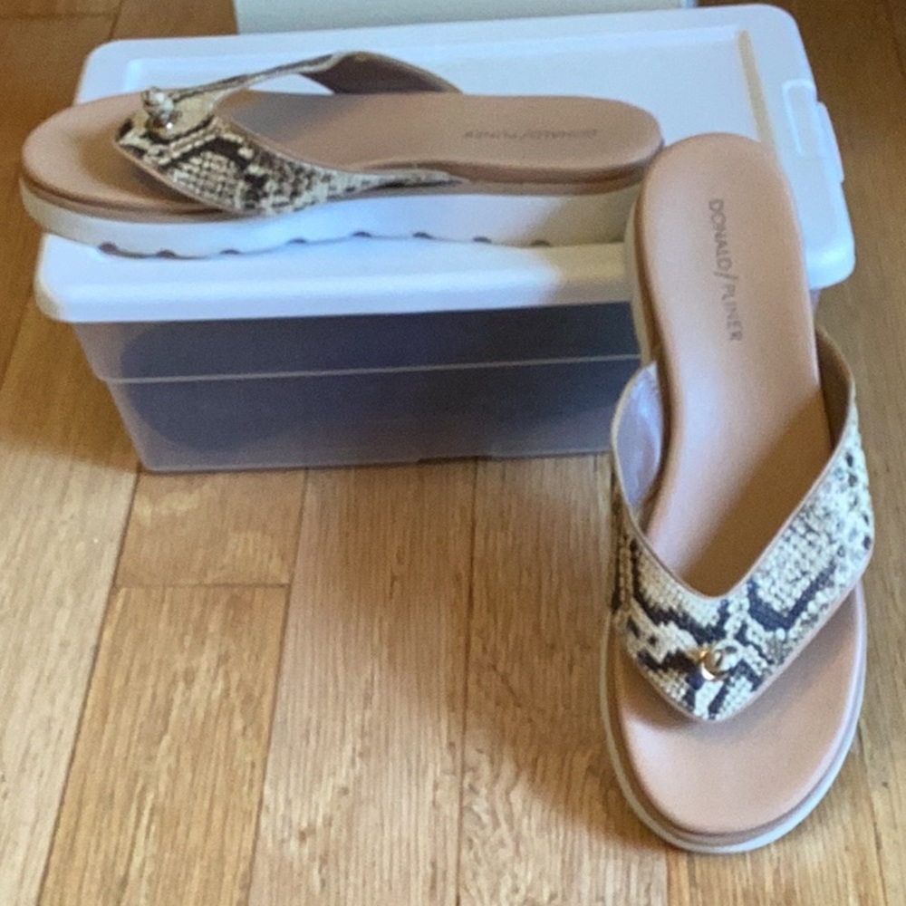 Donald/Pliner Laura-size 10 M.Synthetic snakeskin upper Man made outsole preow